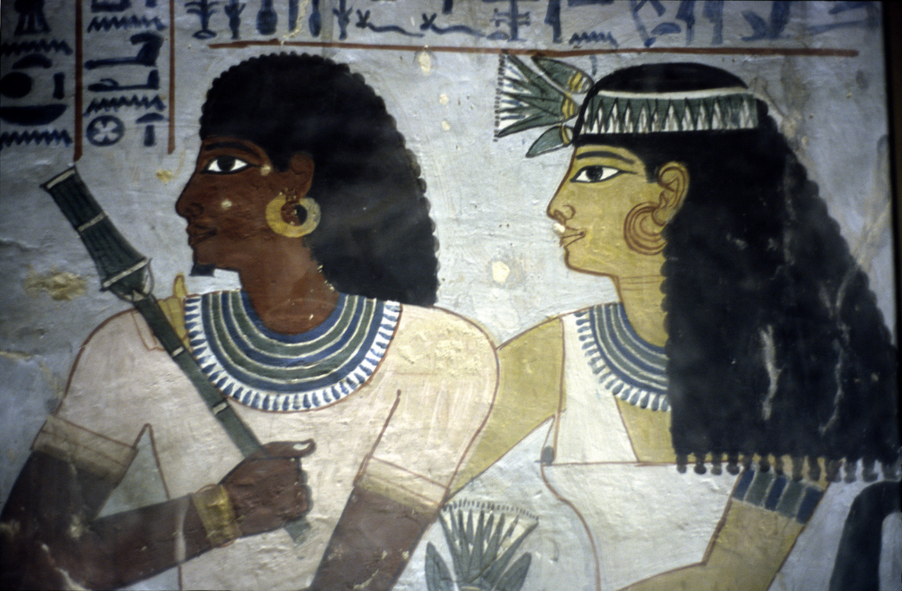 egyp02_35 sennefer et soeur.jpg - Thèbes nécropoles tombes des artisans tombe d'artisan : Sennefer et sa soeur Provia 100 F